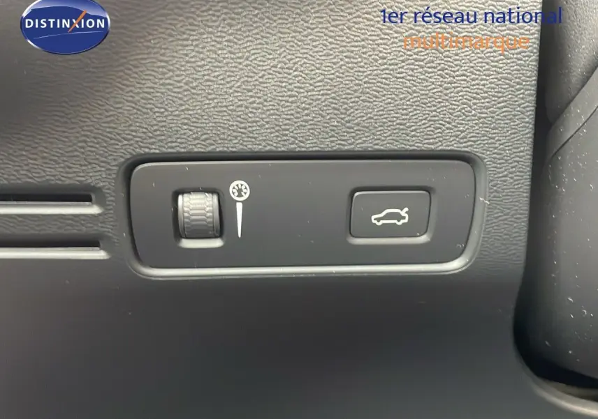 Détail du bouton d'ouverture du coffre sur le tableau de bord noir d'un Volvo XC40 noir Onyx 2021.