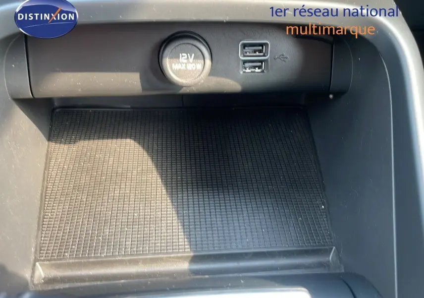 Prise de vue rapprochée de la console centrale du Volvo XC40 noir Onyx, montrant prise 12V et ports USB.