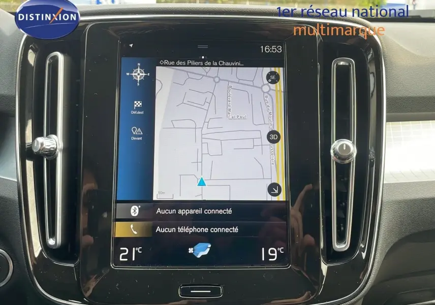 Écran tactile central du tableau de bord du Volvo XC40 noir Onyx Metal, affichant la navigation GPS en intérieur.