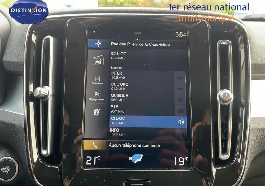 Vue intérieure centrée sur l'écran tactile du système multimédia du Volvo XC40 noir Onyx 2021.