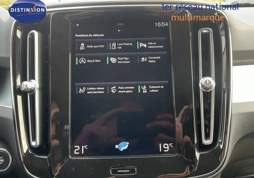 Écran tactile central du tableau de bord du Volvo XC40 noir Onyx Metal, affichant les fonctions d’aide à la conduite.