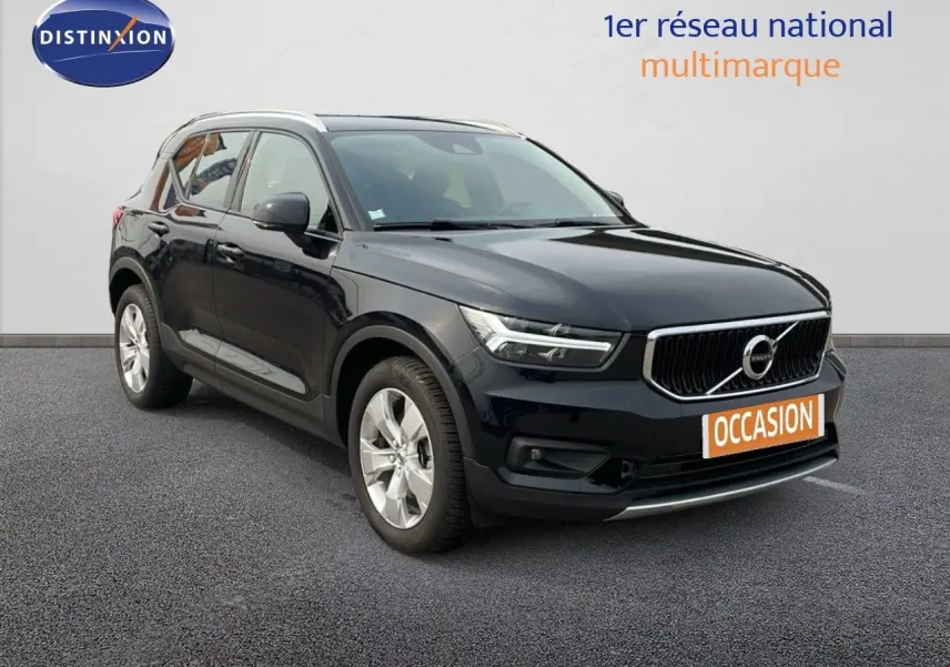 Volvo XC40 noir Onyx Metal en 3/4 avant droit, mettant en valeur sa calandre distinctive et ses jantes argentées.