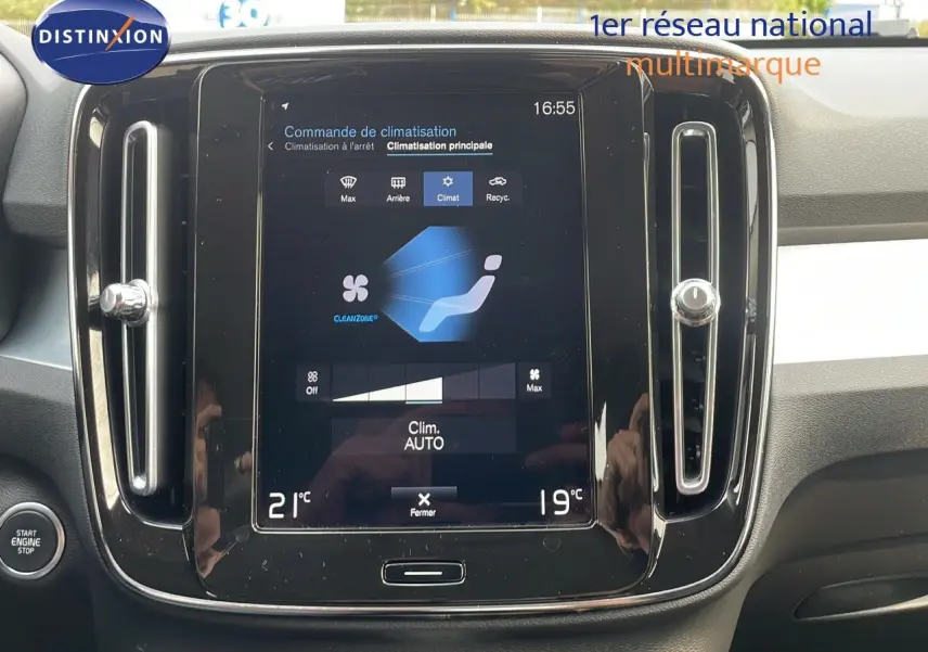 Écran tactile central de la Volvo XC40 noir Onyx, affichant la commande de climatisation avec ventilation automatique.