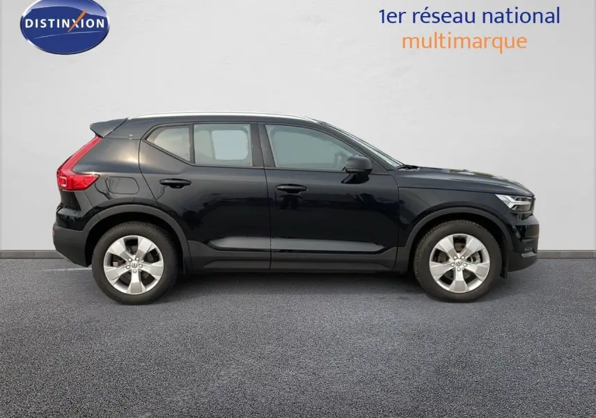 Profil latéral droit d'un Volvo XC40 noir Onyx Metal avec jantes alliage et lignes épurées.