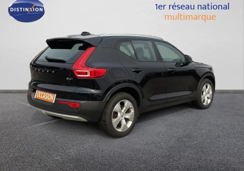 Vue 3/4 arrière droite d'un Volvo XC40 noir Onyx Metal avec feux arrière en forme de L distinctifs.