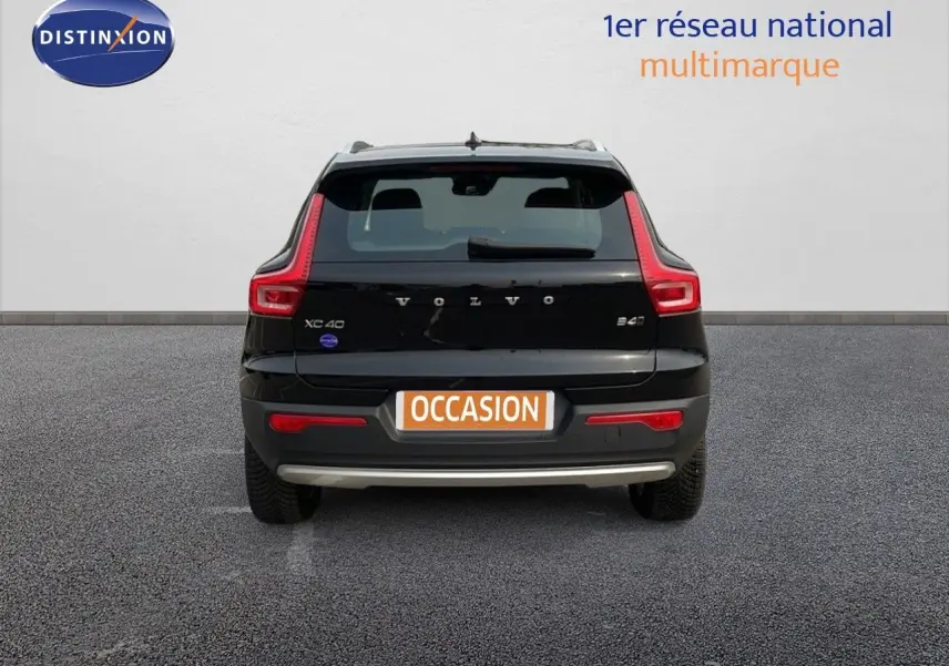 Vue arrière d'un Volvo XC40 noir Onyx Metal avec feux LED caractéristiques et plaque "OCCASION" visible.