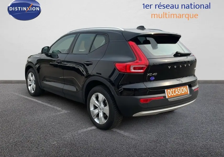 Vue 3/4 arrière droite d'un Volvo XC40 noir Onyx Metal avec feux arrière LED et jantes alliage argentées.