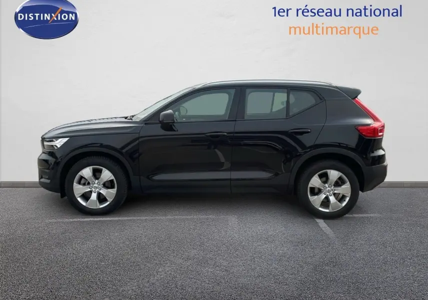 Profil droit du Volvo XC40 noir Onyx Metal, mettant en valeur ses lignes épurées et ses jantes alliage.