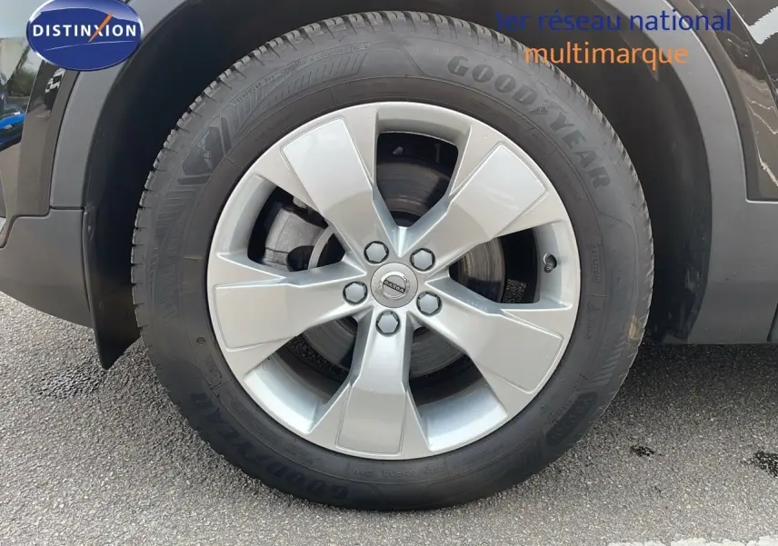 Gros plan sur la roue avant droite du Volvo XC40 noir Onyx Metal avec jante argentée et pneu Goodyear.