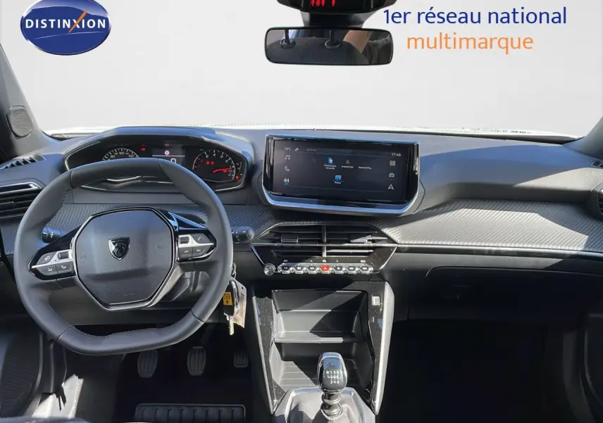 Vue intérieure avant du Peugeot 2008 blanc Okenite Metal 2025, tableau de bord moderne avec écran tactile et boîte manuelle.