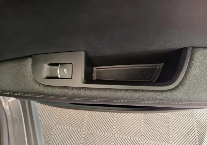 Gros plan sur la poignée intérieure côté gauche de la porte gris foncé de l'Alfa Romeo Stelvio 2024 Sprint.