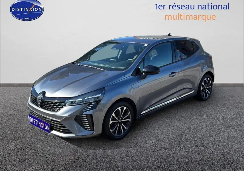 Renault Clio V gris pizzara vue 3/4 avant droit avec jantes alliage et calandre chromée.