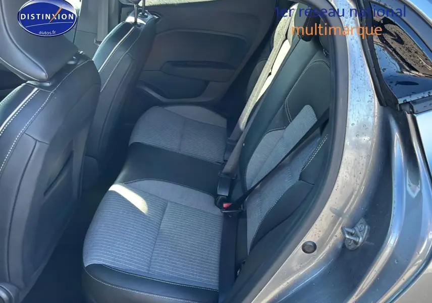 Vue côté droit de la banquette arrière grise et noire de la Renault Clio V 1.0 tce 90 techno gris pizzara 2024