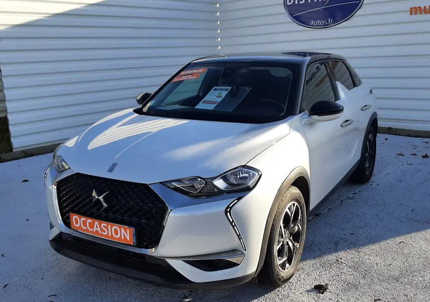 DS3 Crossback blanc perle avec toit noir, vue 3/4 avant droit, calandre noire distinctive et jantes alliage noires.
