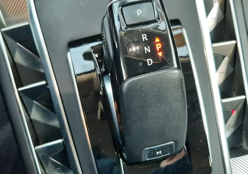 Le levier de vitesses automatique noir du DS3 Crossback 2019 en gros plan sur la console centrale.