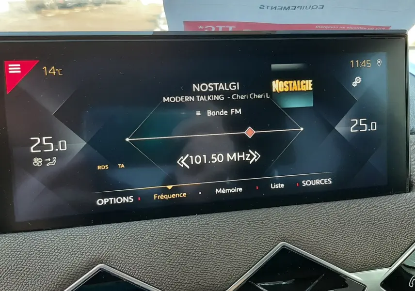 Écran central du DS3 Crossback 2019 affichant la radio Nostalgie et la température intérieure à 25°C.