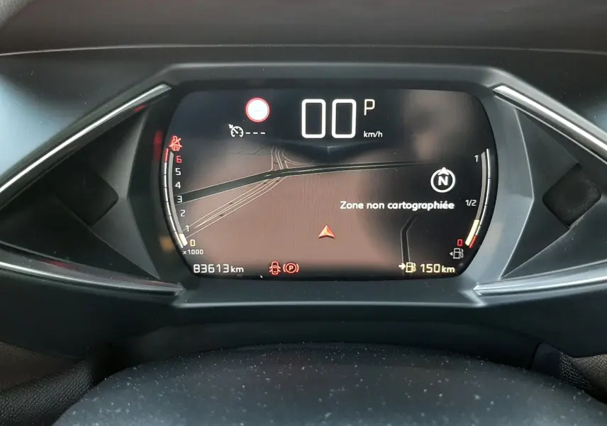 Tableau de bord numérique du DS3 Crossback 2019 affichant la vitesse à 0 km/h et une carte non cartographiée.