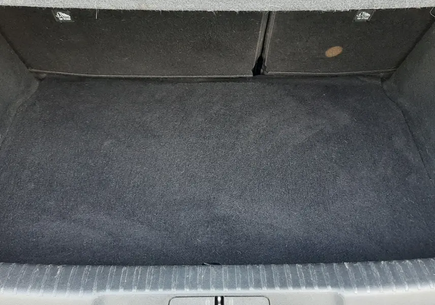 Coffre ouvert vu de face d'une DS3 Crossback 2019, intérieur noir sans chargement visible.