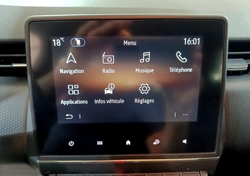 Écran tactile central affichant le menu multimédia de la Renault Clio Business TCe 90 blanche, vue intérieure frontale.