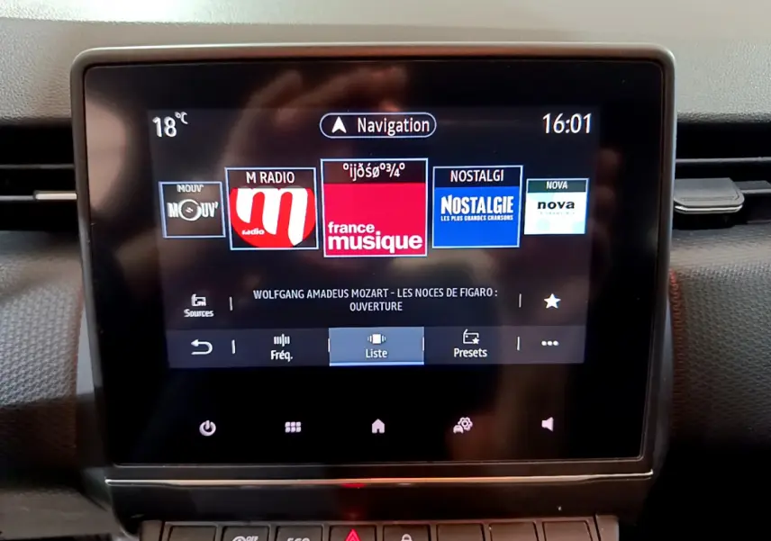 Écran tactile central de la Renault Clio Business blanc 2021 affichant les radios et la navigation à 16h01