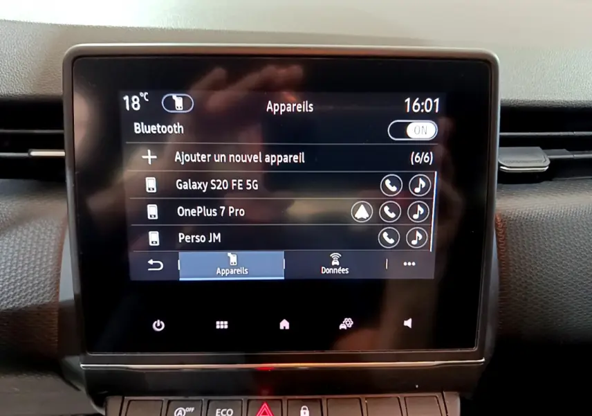 Écran tactile central de la Renault Clio Business blanc 2021 affichant menu Bluetooth et appareils connectés.