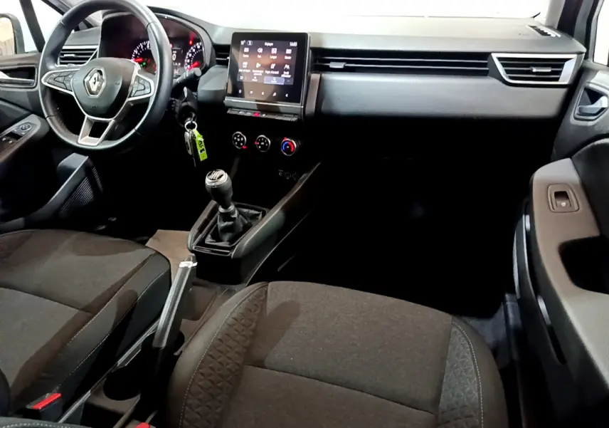 Intérieur noir de Renault Clio Business TCe 90 2021, vue côté conducteur avec volant cuir et écran tactile central.