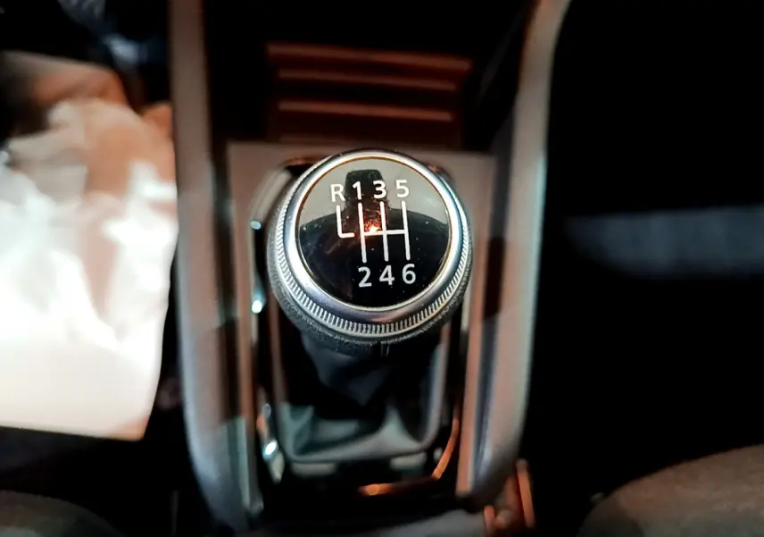 Le levier de vitesses manuel noir de la Renault Clio Business TCe 90 vue en gros plan intérieur.