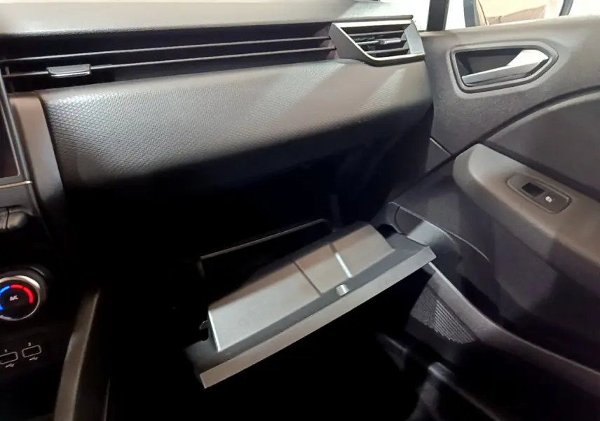 Intérieur de la Renault Clio Business TCe 90 2021 blanc, vue sur la boîte à gants ouverte côté passager.
