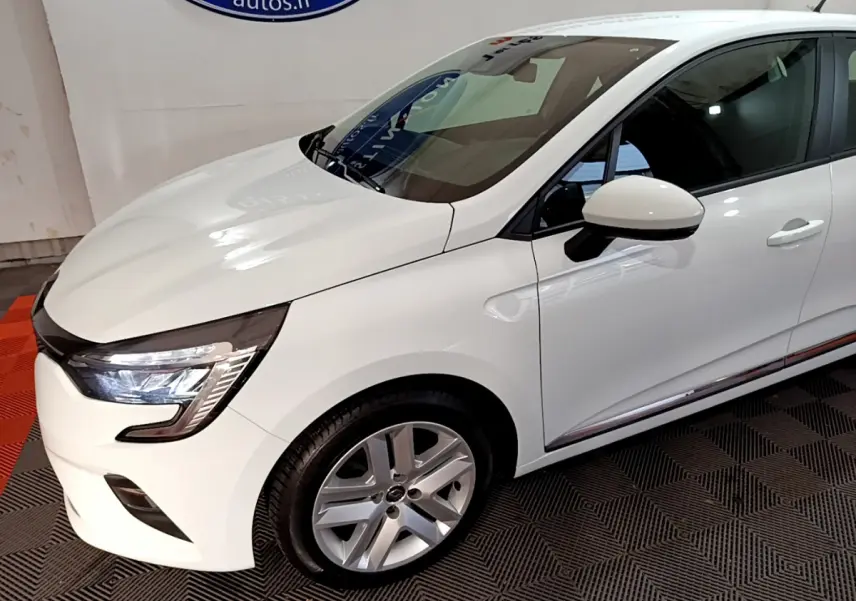 Renault Clio Business blanc vue 3/4 avant droit, avec phares LED et jantes alliage visibles.