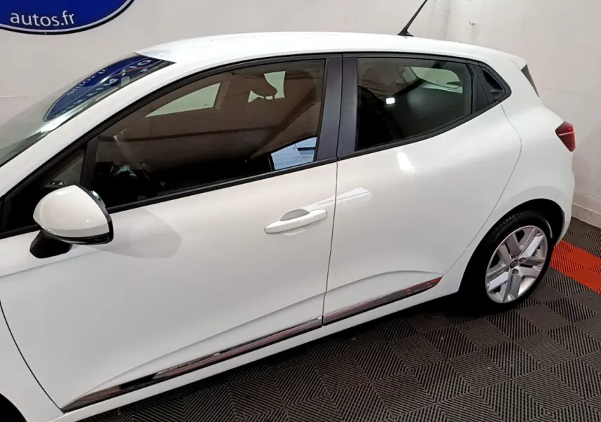 Profil côté gauche d'une Renault Clio Business TCe 90 blanche, avec jantes alliage et rétroviseur blanc.