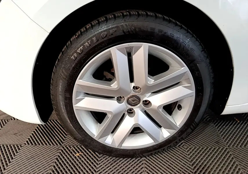 Gros plan sur la roue arrière droite blanche d'une Renault Clio Business TCe 90 de 2021.