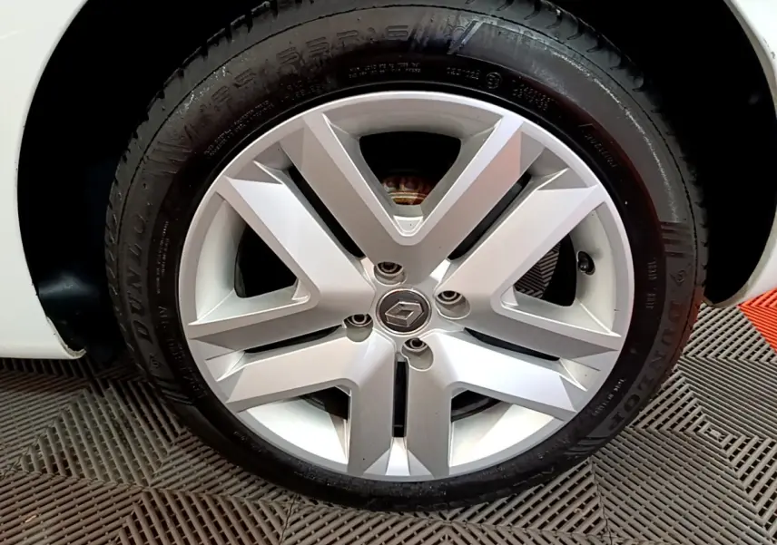 Gros plan sur la roue arrière droite d'une Renault Clio Business TCe 90 blanche de 2021.