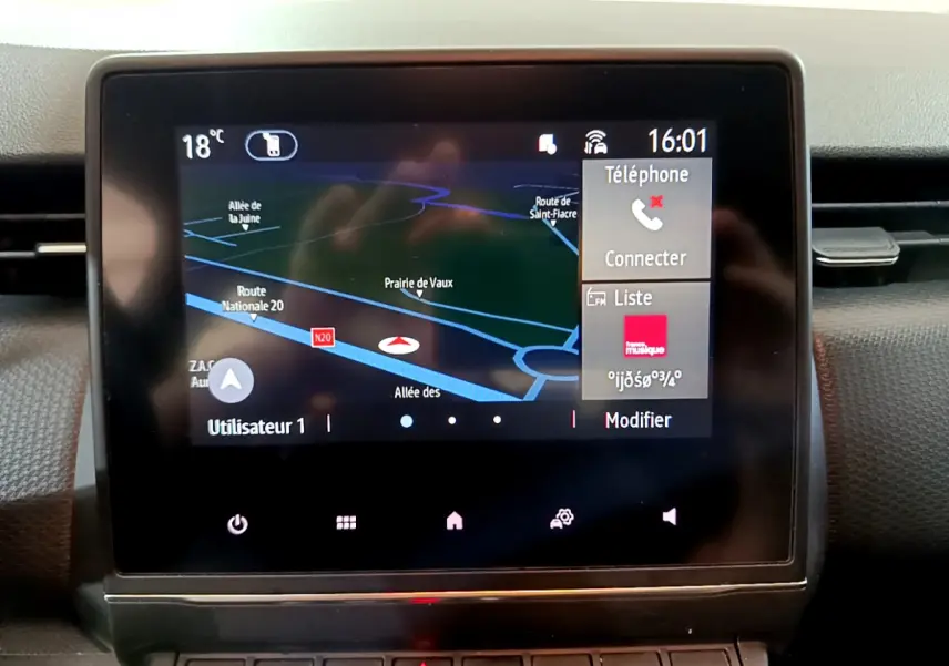 Écran tactile central affichant la navigation et les options multimédia dans une Renault Clio Business blanche de 2021.