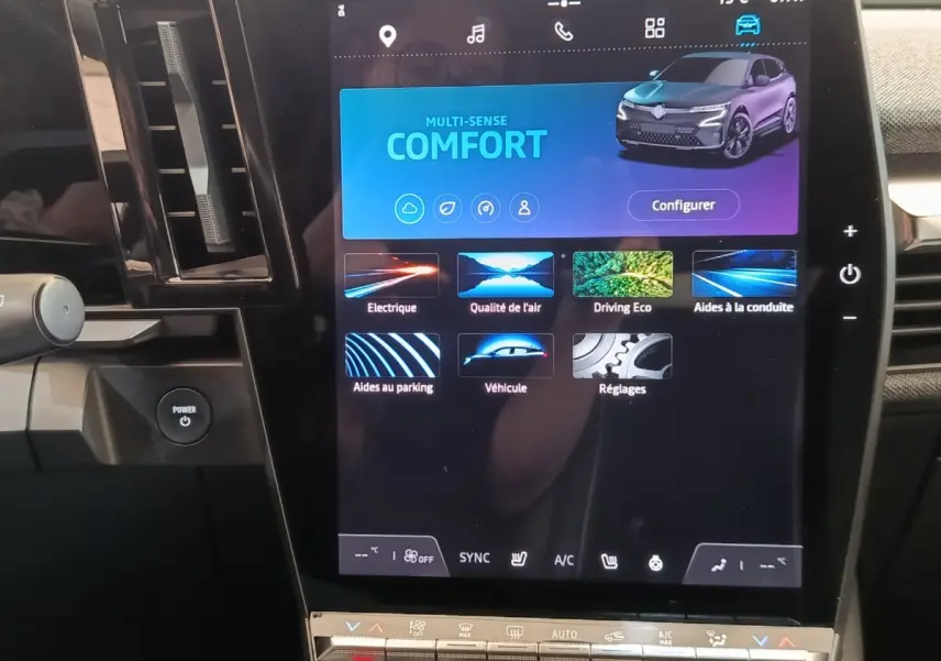 Vue rapprochée de l’écran tactile central affichant le menu multifonction d’une Renault Mégane Techno EV60 bleu.