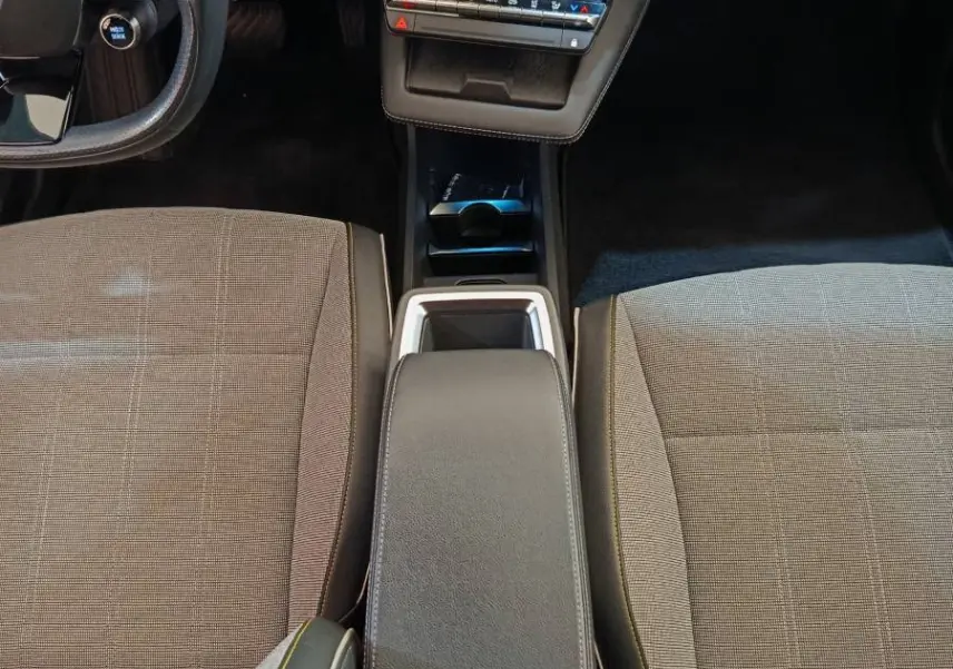 Vue intérieure centrée sur la console centrale et les sièges gris de la Renault Mégane Techno EV60 2023.