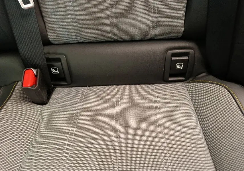 Gros plan sur la banquette arrière grise avec ceinture de sécurité et ancrages ISOFIX d'une Renault Mégane électrique 2023.