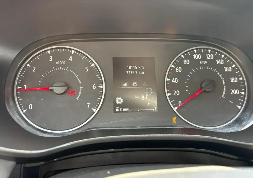 Vue rapprochée du tableau de bord de la Dacia Sandero Stepway avec compteurs analogiques et écran numérique central.