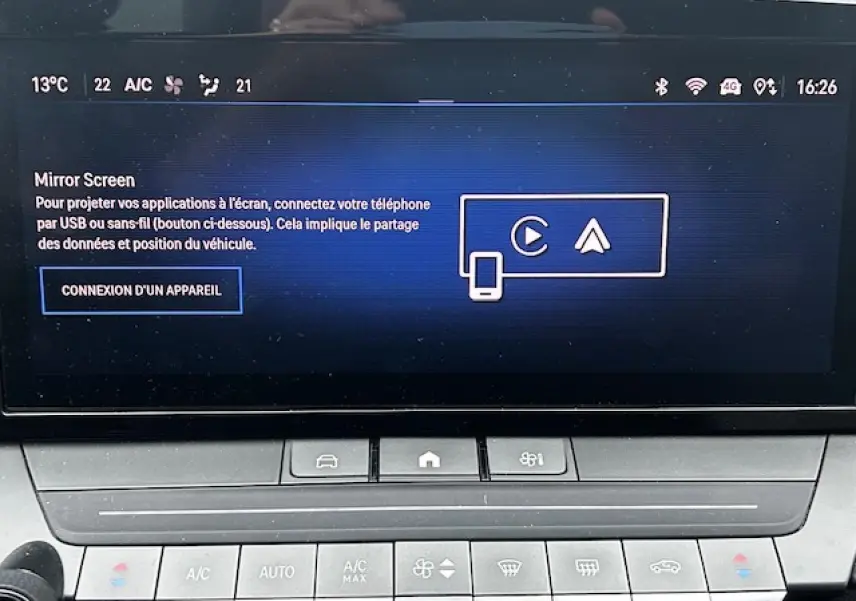 Écran tactile multimédia de l’Opel Astra bleu clair, vue rapprochée du tableau de bord central.