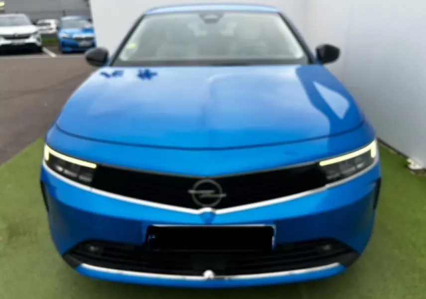 Vue frontale d'une Opel Astra bleu clair 2022 avec phares LED fins et calandre noire élégante.