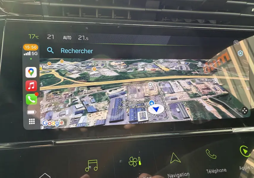 Écran tactile de navigation GPS dans l'habitacle d'une Peugeot 308 SW Bleu Avatar, affichant une carte satellite détaillée.