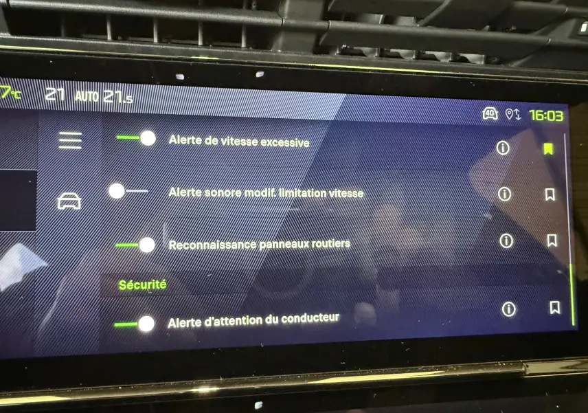 Écran tactile intérieur du Peugeot 308 SW Bleu Avatar 2024 affichant les réglages d'alerte de sécurité conducteur.
