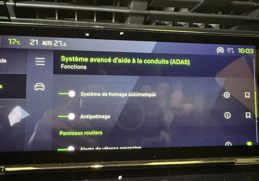 Écran tactile intérieur du Peugeot 308 SW BlueHDi 130 GT affichant les options avancées d'aide à la conduite.