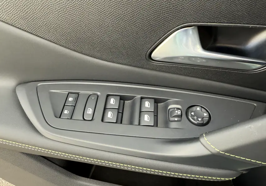 Panneau de commande des vitres et rétroviseurs côté gauche intérieur d'une Peugeot 308 SW Bleu Avartar 2024.