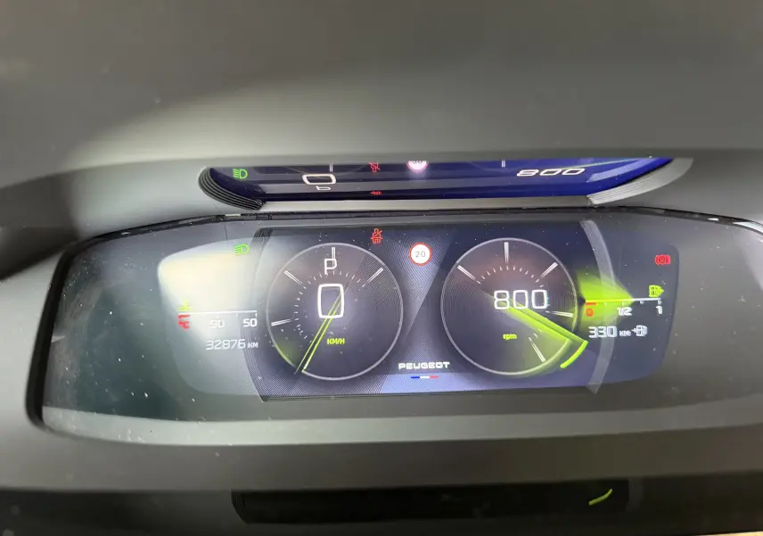 Tableau de bord numérique de la Peugeot 308 SW Bleu Avartar, affichant vitesse, régime moteur et autonomie.