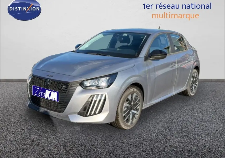 Peugeot 208 gris Artense métal en 3/4 avant droit, mettant en valeur ses phares LED et sa calandre distinctive.