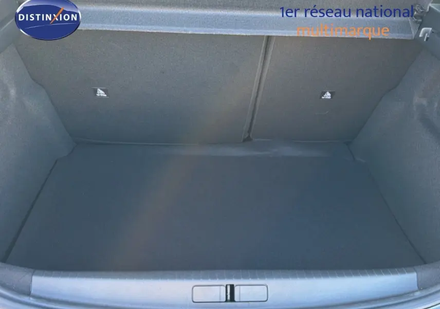 Coffre vide vu de face d'une Peugeot 208 gris Artense métal, mettant en valeur son espace de chargement.