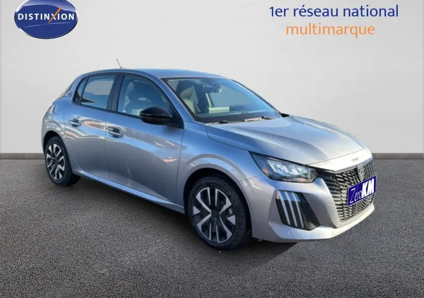 Peugeot 208 gris Artense métal vue 3/4 avant droit, avec calandre distinctive et feux LED modernes.