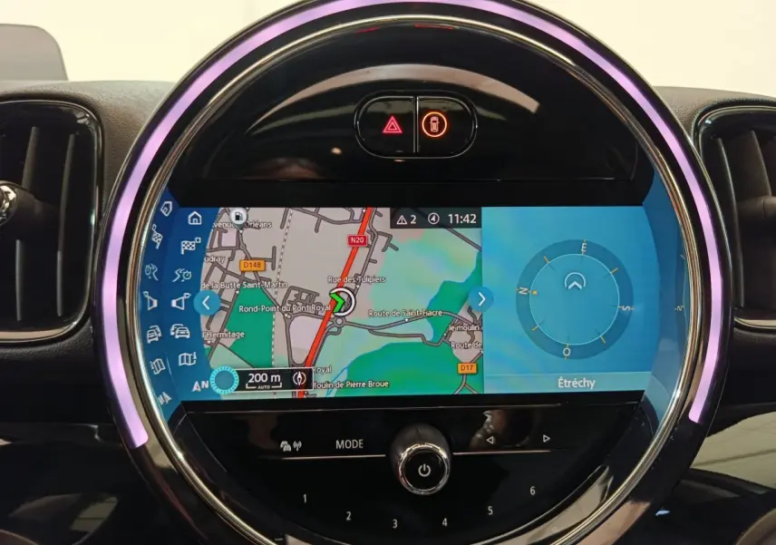 Écran tactile circulaire du tableau de bord MINI Countryman blanc 2021 affichant la navigation GPS et la boussole.