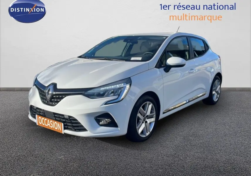 Renault Clio blanc glacier vue 3/4 avant droit, compacte cinq portes avec jantes alliage et phares LED modernes.