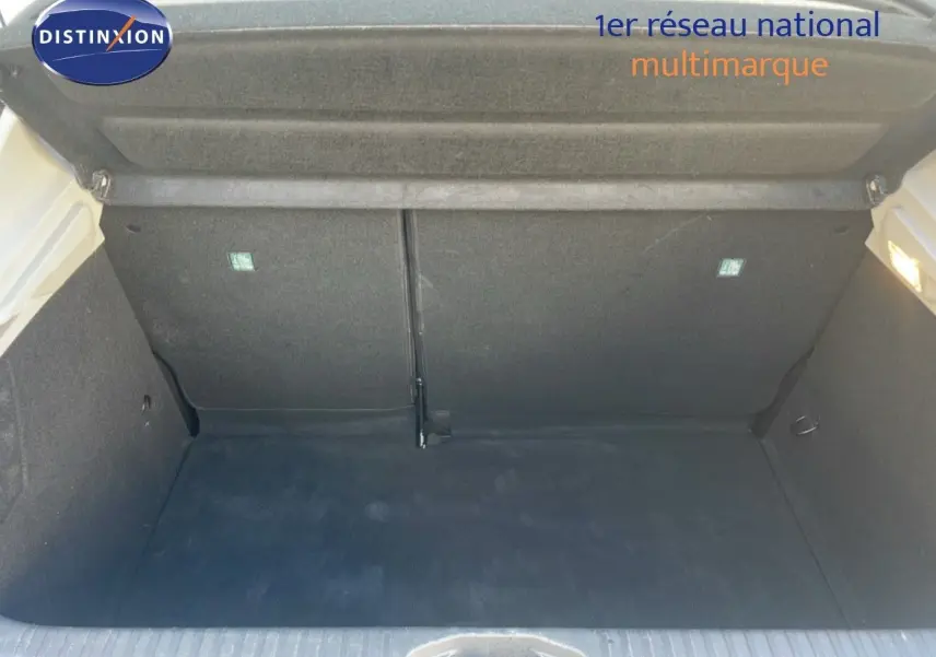 Coffre ouvert d'une Renault Clio blanc glacier 2020, vue intérieure montrant l'espace de chargement vide et propre.